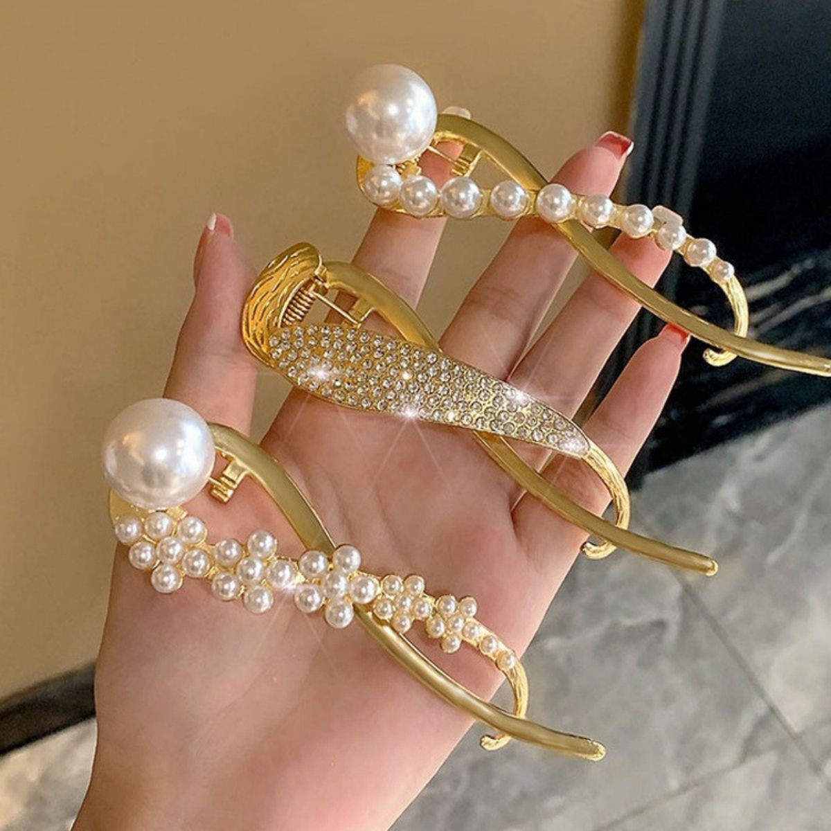 Elegant Glitter Pearl Hair Cli - огляд і ціна Korean Lifestyle & Kids Boutique